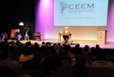 Foto de la galería: Mario “Pacho” O’ Donnell disertó en el Teatro Lírico