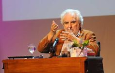 Foto de la galería: Mario “Pacho” O’ Donnell disertó en el Teatro Lírico