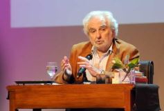 Foto de la galería: Mario “Pacho” O’ Donnell disertó en el Teatro Lírico