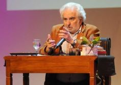 Foto de la galería: Mario “Pacho” O’ Donnell disertó en el Teatro Lírico