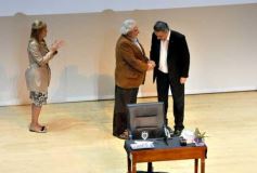 Foto de la galería: Mario “Pacho” O’ Donnell disertó en el Teatro Lírico