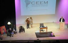 Foto de la galería: Mario “Pacho” O’ Donnell disertó en el Teatro Lírico