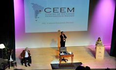 Foto de la galería: Mario “Pacho” O’ Donnell disertó en el Teatro Lírico