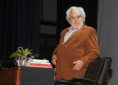 Foto de la galería: Mario “Pacho” O’ Donnell disertó en el Teatro Lírico