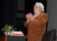 Foto de la galería: Mario “Pacho” O’ Donnell disertó en el Teatro Lírico