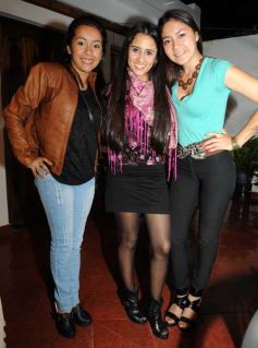 Foto de la galería: Silvina Daniela Davalos en su casa con amigos!!!