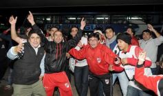 Foto de la galería: La gente acompañó  a Guaraní en  Tucumán