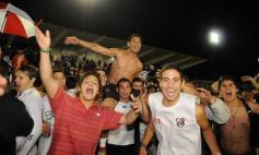 Foto de la galería: Festejos por el ascenso de Guaraní al Argentino A
