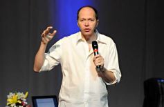 Foto de la galería: El CEEM presentó al biólogo Diego Golombek