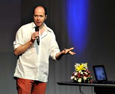 Foto de la galería: El CEEM presentó al biólogo Diego Golombek