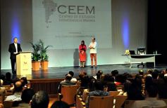 Foto de la galería: El CEEM presentó al biólogo Diego Golombek