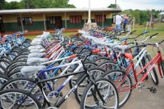 Sixto Fotografías. Sociedad. Educación - O.N.G. Conciencia  visita escuelas de Andresito