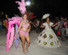 Foto de la galería: Desfile de comparsas en el barrio Miguel Lanús