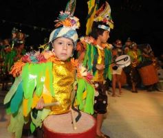 Foto de la galería: Desfile de comparsas en el barrio Miguel Lanús