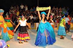 Foto de la galería: Desfile de comparsas en el barrio Miguel Lanús