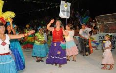 Foto de la galería: Desfile de comparsas en el barrio Miguel Lanús