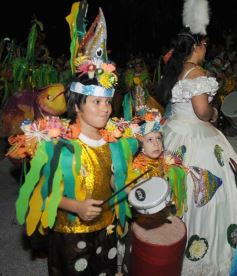Foto de la galería: Desfile de comparsas en el barrio Miguel Lanús