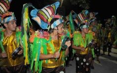 Foto de la galería: Desfile de comparsas en el barrio Miguel Lanús