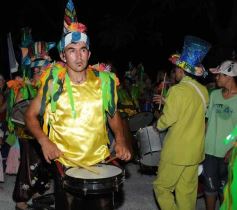 Foto de la galería: Desfile de comparsas en el barrio Miguel Lanús