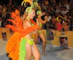 Foto de la galería: Desfile de comparsas en el barrio Miguel Lanús