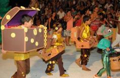 Foto de la galería: Desfile de comparsas en el barrio Miguel Lanús