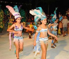 Foto de la galería: Desfile de comparsas en el barrio Miguel Lanús