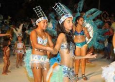 Foto de la galería: Desfile de comparsas en el barrio Miguel Lanús