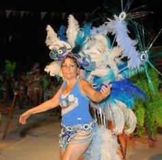 Foto de la galería: Desfile de comparsas en el barrio Miguel Lanús