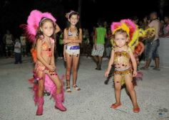 Foto de la galería: Desfile de comparsas en el barrio Miguel Lanús
