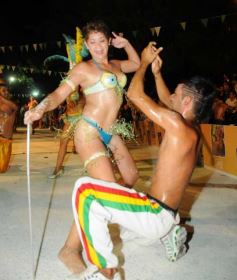 Foto de la galería: Desfile de comparsas en el barrio Miguel Lanús