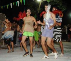 Foto de la galería: Desfile de comparsas en el barrio Miguel Lanús