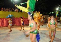 Foto de la galería: Desfile de comparsas en el barrio Miguel Lanús