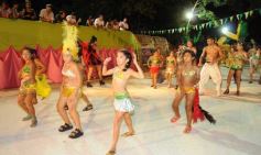 Foto de la galería: Desfile de comparsas en el barrio Miguel Lanús