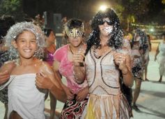 Foto de la galería: Desfile de comparsas en el barrio Miguel Lanús