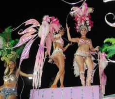 Foto de la galería: Segunda noche de los carnavales misioneros en el cuarto tramo de la costanera