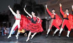 Foto de la galería: Festejo popular por el 130 aniversario de la Casa de Gobierno