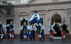 Foto de la galería: Festejo popular por el 130 aniversario de la Casa de Gobierno