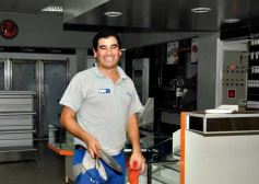 Foto de la galería: Empleados de la estación de servicio YPF de Adolfo Sartori celebraron el Día del Trabajador