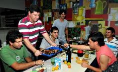 Foto de la galería: Empleados de la estación de servicio YPF de Adolfo Sartori celebraron el Día del Trabajador