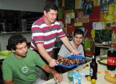 Foto de la galería: Empleados de la estación de servicio YPF de Adolfo Sartori celebraron el Día del Trabajador