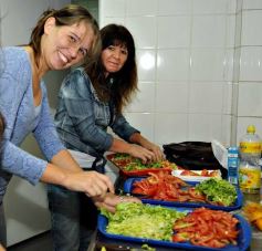 Foto de la galería: Empleados de la estación de servicio YPF de Adolfo Sartori celebraron el Día del Trabajador