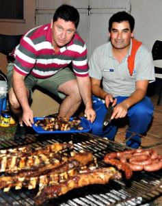 Foto de la galería: Empleados de la estación de servicio YPF de Adolfo Sartori celebraron el Día del Trabajador