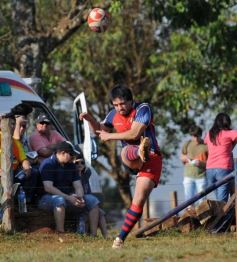 Foto de la galería: Centro se quedó con el clásico ante Lomas