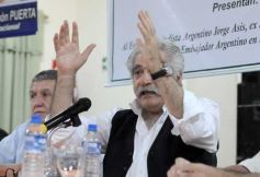 Foto de la galería: Jorge Asís disertó sobre política nacional e internacional en el Club Sarmiento de Posadas