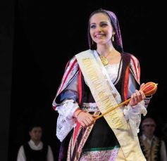 Foto de la galería: Natalia Burgen de la colectividad suiza es la nueva Reina de la Fiesta Nacional del Inmigrante