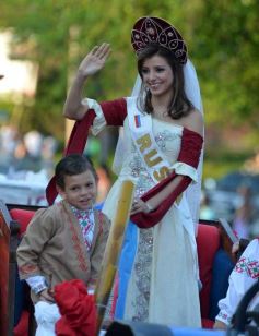 Foto de la galería: Desfile inaugural de la XXXIV Fiesta Nacional del Inmigrante