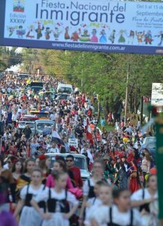 Foto de la galería: Desfile inaugural de la XXXIV Fiesta Nacional del Inmigrante