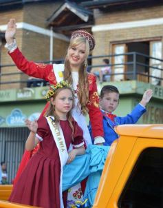 Foto de la galería: Desfile inaugural de la XXXIV Fiesta Nacional del Inmigrante