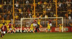 Foto de la galería: Crucero se hace fuerte de local