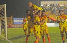 Foto de la galería: Crucero se hace fuerte de local